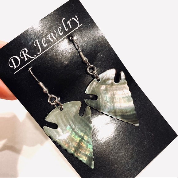 Arrowhead Narrow Shell Earrings - Picture 5 of 6